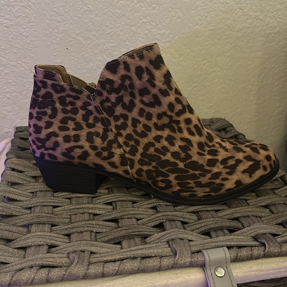 Leopard Heel Boots Women's size 10W cloudwalkers by avenue - Picture 4 of 12